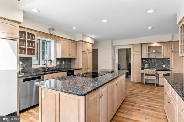 112 S SAINT ANDREWS DR, Mount Laurel, NJ 08054