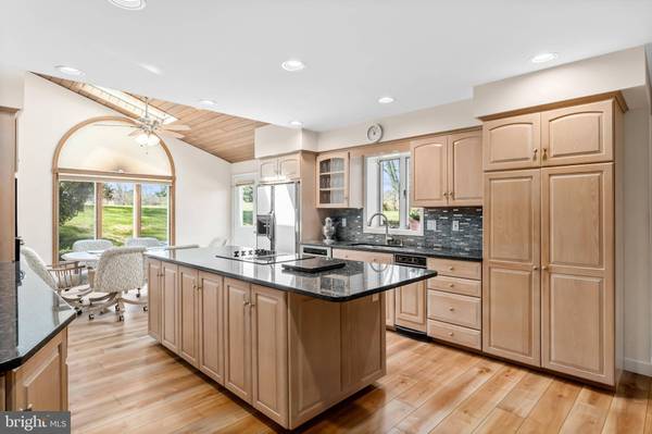 112 S SAINT ANDREWS DR, Mount Laurel, NJ 08054