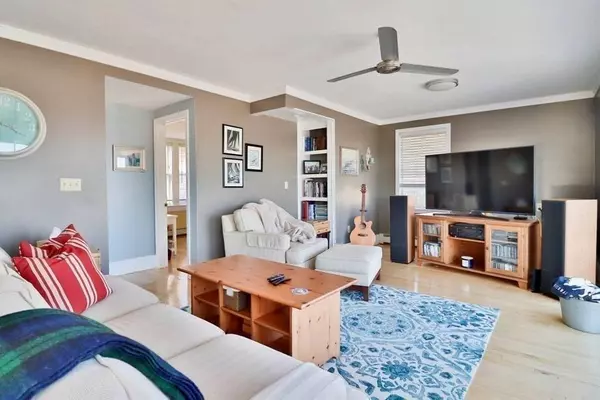 7 Douglas Ave, Hull, MA 02045