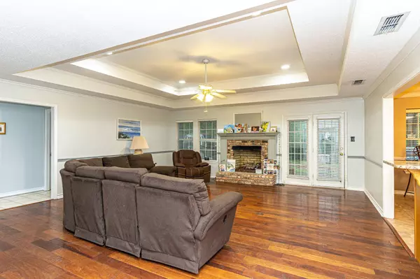 901 E South Street, Lindale, TX 75771