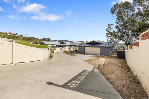 1711 Canyon Rd., Spring Valley, CA 91977