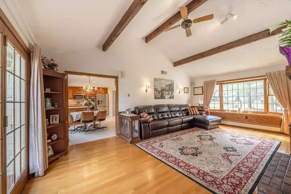 15 Apple Blossom Rd, Andover, MA 01810