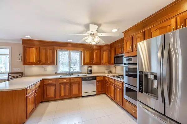 15 Apple Blossom Rd, Andover, MA 01810