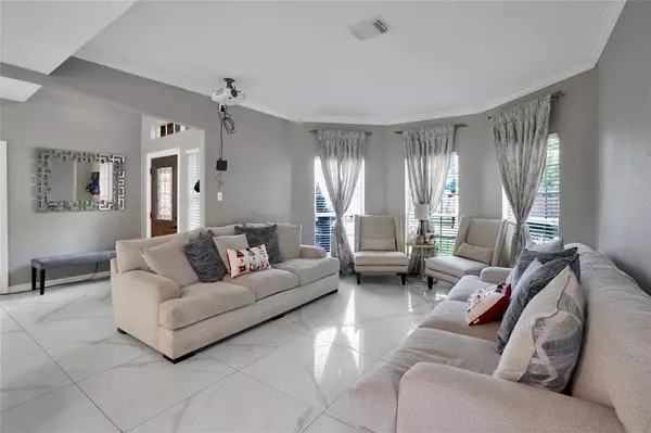 1003 Highland Woods DR, Highlands, TX 77562