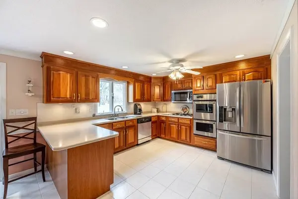 15 Apple Blossom Rd, Andover, MA 01810