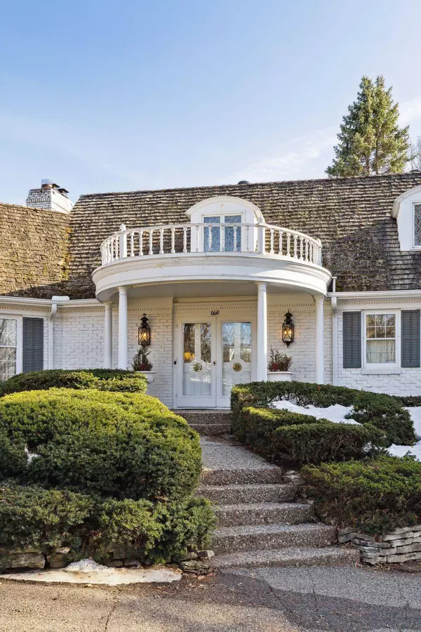 668 Woodridge DR, Mendota Heights, MN 55118