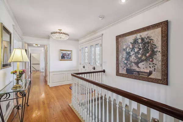 668 Woodridge DR, Mendota Heights, MN 55118