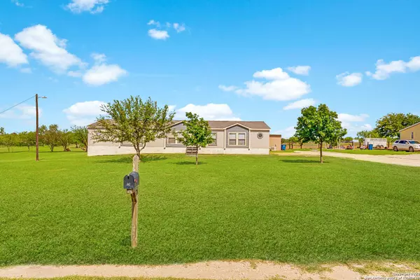 317 MOURNING DOVE, Floresville, TX 78114-3566
