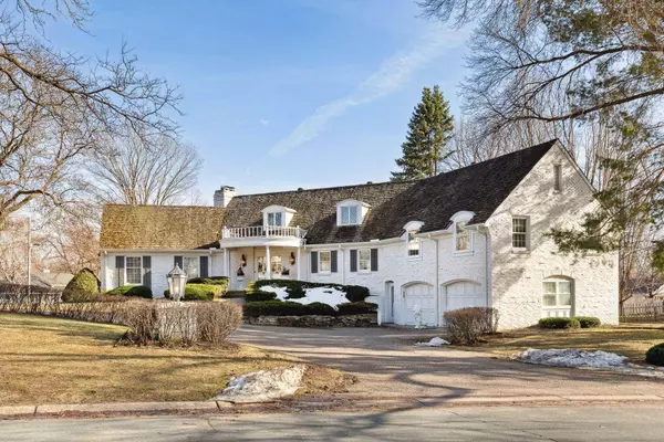 668 Woodridge DR, Mendota Heights, MN 55118