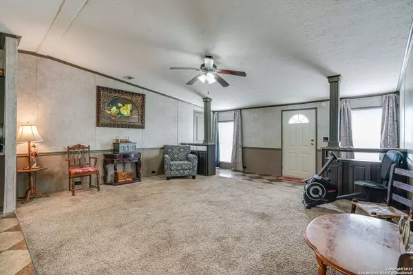 317 MOURNING DOVE, Floresville, TX 78114-3566