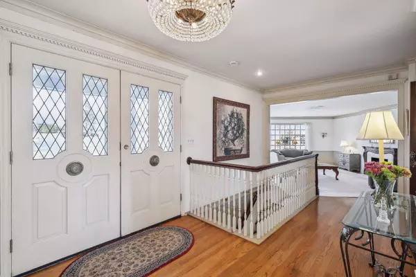 668 Woodridge DR, Mendota Heights, MN 55118