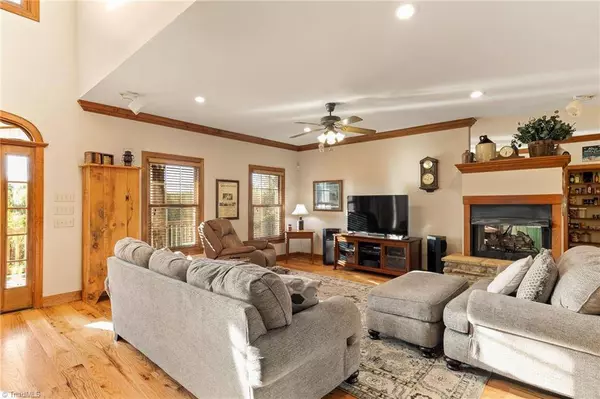 990 Warren Farm RD, Walnut Cove, NC 27052