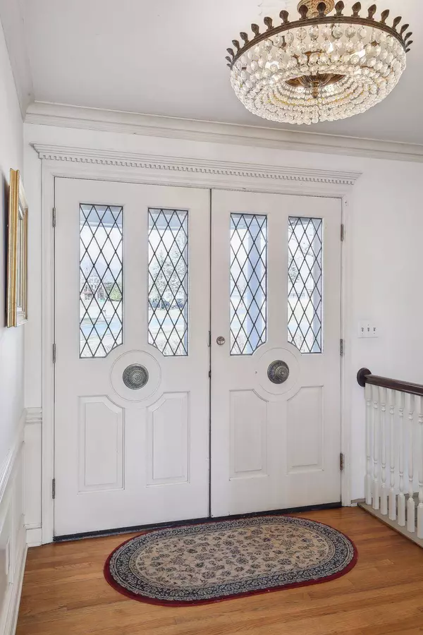 668 Woodridge DR, Mendota Heights, MN 55118