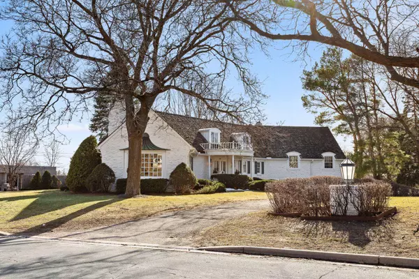 668 Woodridge DR, Mendota Heights, MN 55118