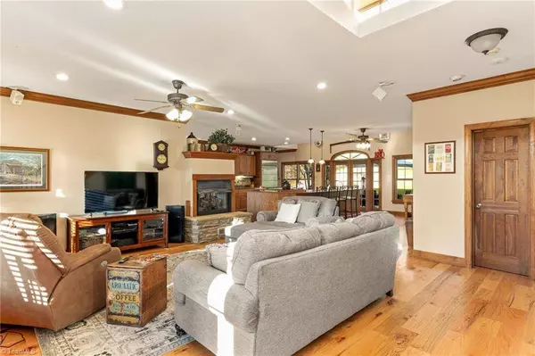 990 Warren Farm RD, Walnut Cove, NC 27052