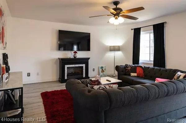 131 HILLDALE Drive, Pontiac, MI 48342