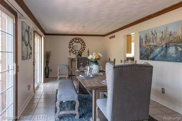 131 HILLDALE Drive, Pontiac, MI 48342