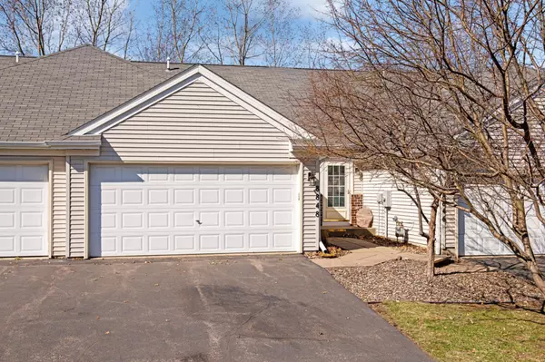 8848 Coppersmith CT, Inver Grove Heights, MN 55076