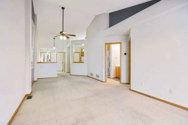 8848 Coppersmith CT, Inver Grove Heights, MN 55076