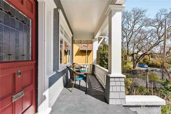 880 St. Patrick St, Oak Bay, BC V8S 4X5