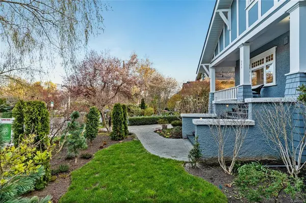 880 St. Patrick St, Oak Bay, BC V8S 4X5