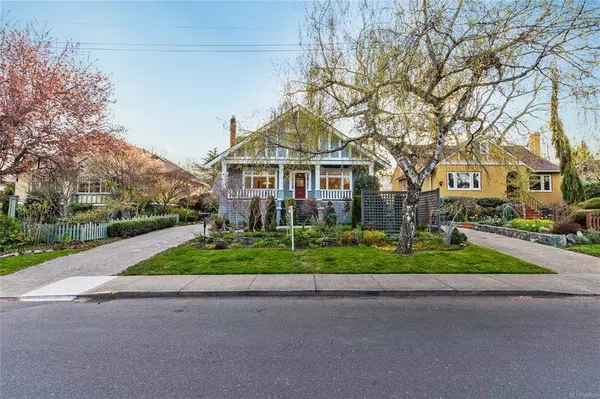 880 St. Patrick St, Oak Bay, BC V8S 4X5