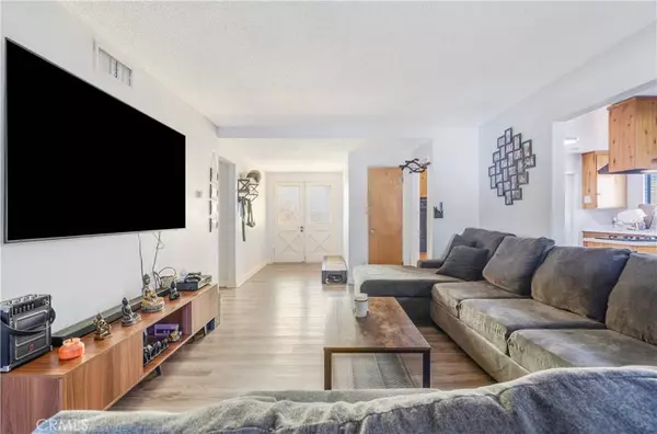 1106 Aquamarine LN, Corona, CA 92882