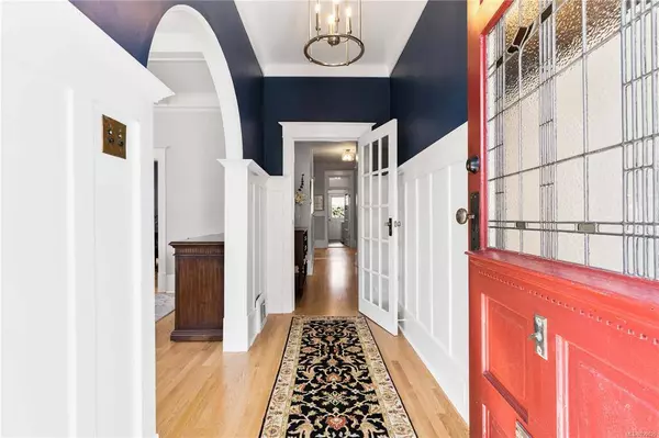 880 St. Patrick St, Oak Bay, BC V8S 4X5