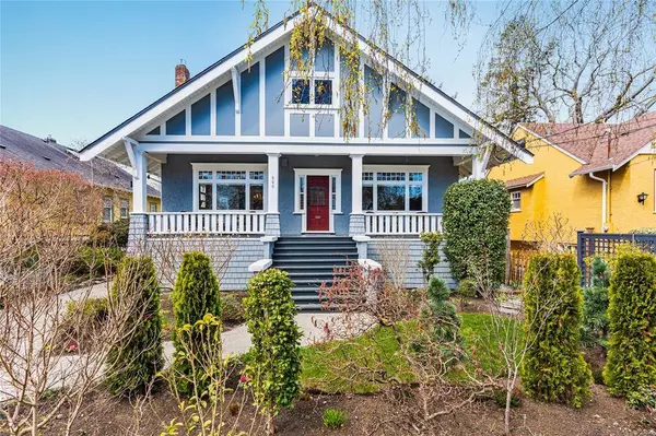 880 St. Patrick St, Oak Bay, BC V8S 4X5