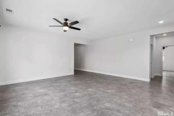 9276 Peninsula Ct, Reno, NV 89506-2244