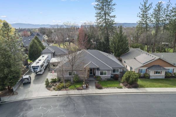 40 Pineridge Ln, Eagle Point, OR 97524