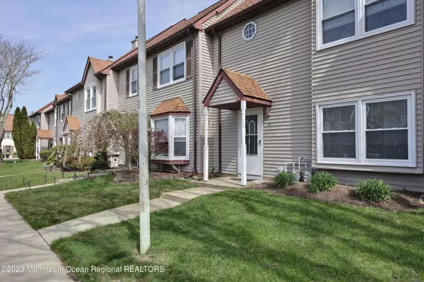 32 Forge Court, Jackson, NJ 08527