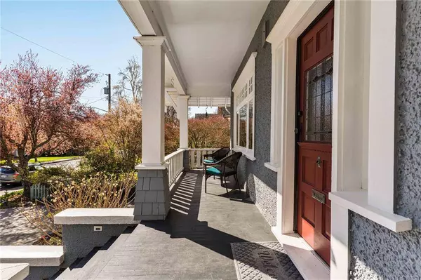 880 St. Patrick St, Oak Bay, BC V8S 4X5