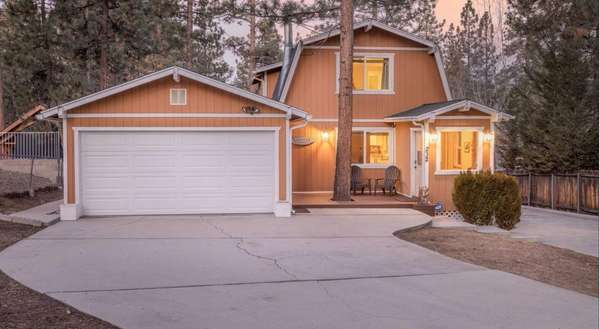 Spacious 2-story house conveniently located near Big Bear Lake's attractions