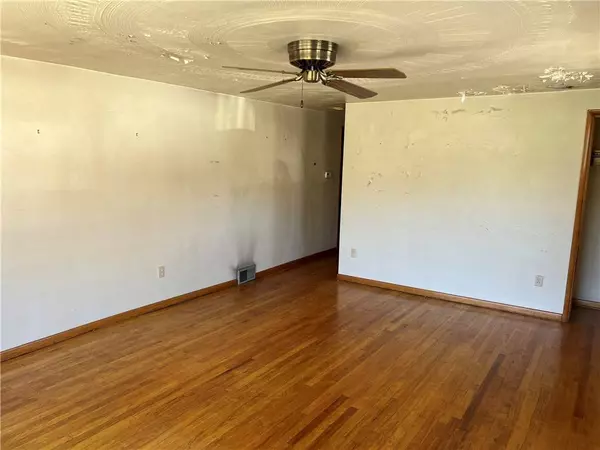 100 S Thompson Ln, North Huntingdon, PA 15642