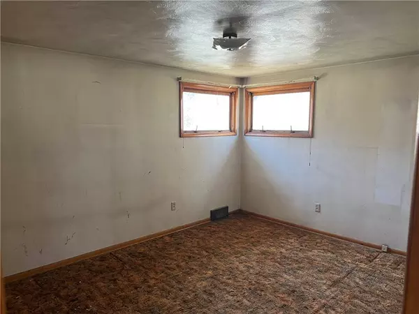 100 S Thompson Ln, North Huntingdon, PA 15642