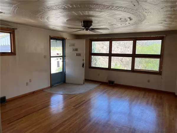 100 S Thompson Ln, North Huntingdon, PA 15642