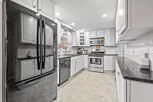 22 Falcon St, Methuen, MA 01844