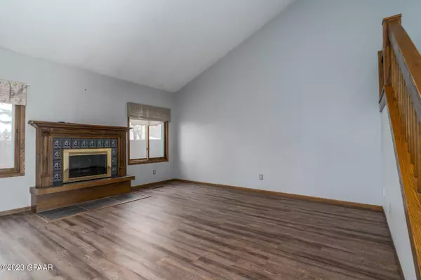 38 VAIL Circle, Grand Forks, ND 58201