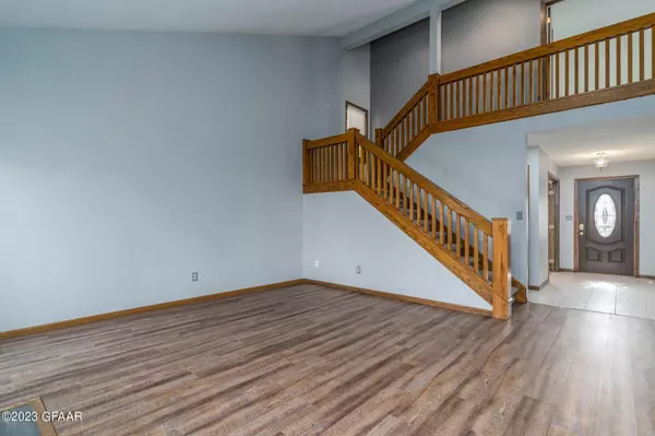 38 VAIL Circle, Grand Forks, ND 58201