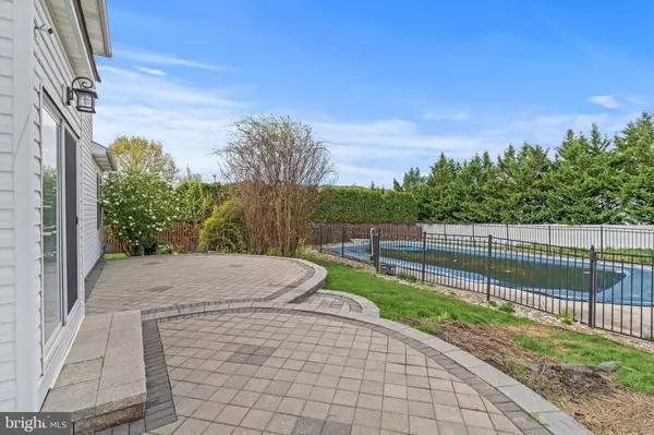 25 MEADOW DR, Gilbertsville, PA 19525