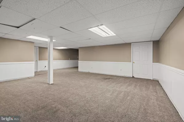 25 MEADOW DR, Gilbertsville, PA 19525