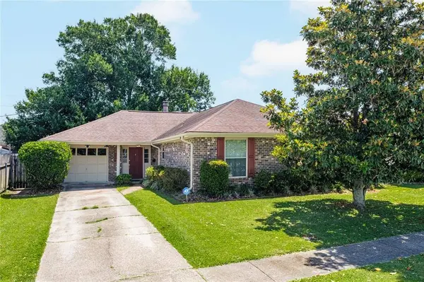 305 SUGARPINE DR, Gretna, LA 70056