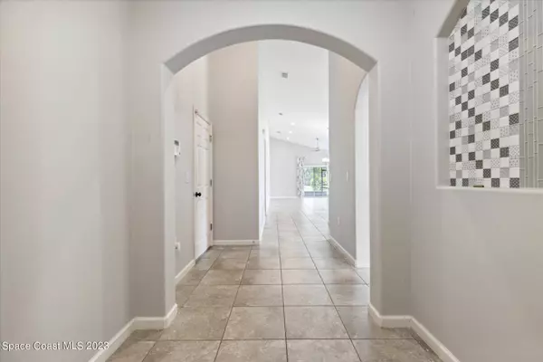 5987 Ridge Lake Circle, Vero Beach, FL 32967