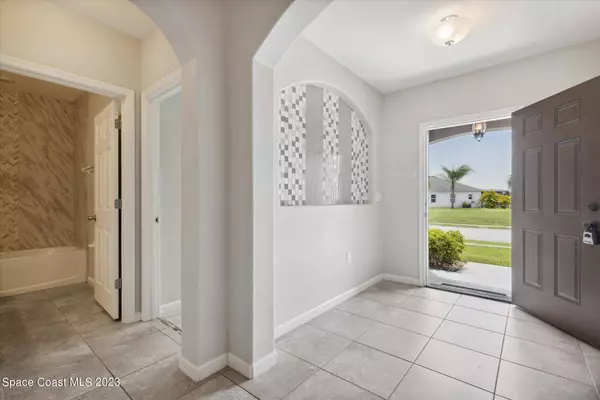 5987 Ridge Lake Circle, Vero Beach, FL 32967