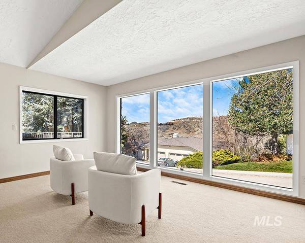 927 E Hearthstone Dr, Boise, ID 83702