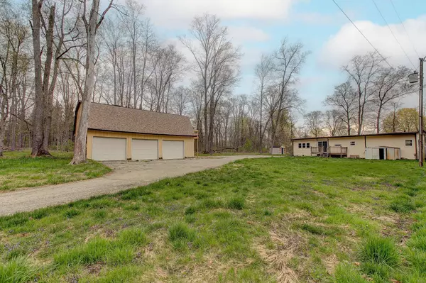 220 Duck Creek LN, Noblesville, IN 46060