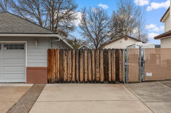 950 Brandon St, Central Point, OR 97502