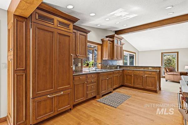 927 E Hearthstone Dr, Boise, ID 83702