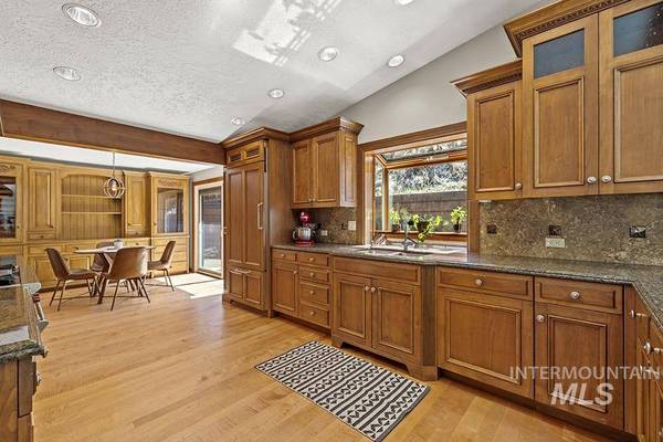 927 E Hearthstone Dr, Boise, ID 83702